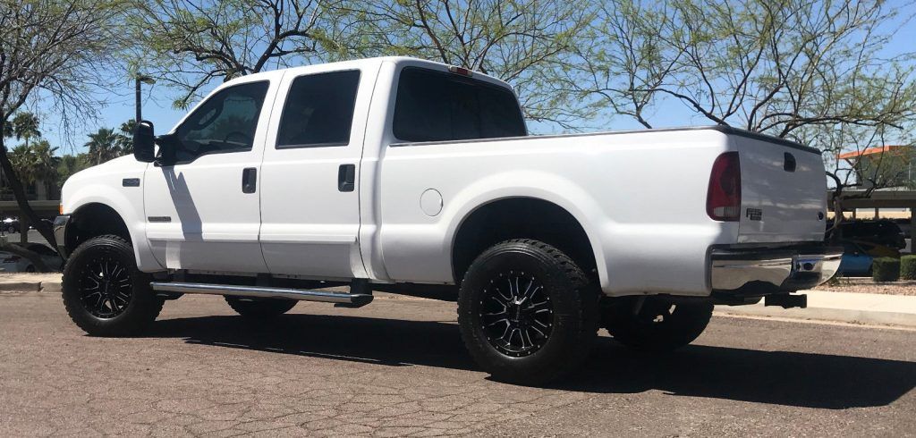 lifted 2003 Ford F 250 XLT pickup