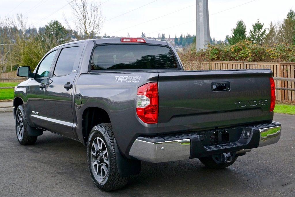 loaded with options 2014 Toyota Tundra SR5 pickup