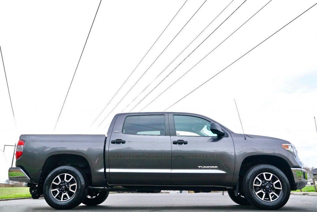 loaded with options 2014 Toyota Tundra SR5 pickup