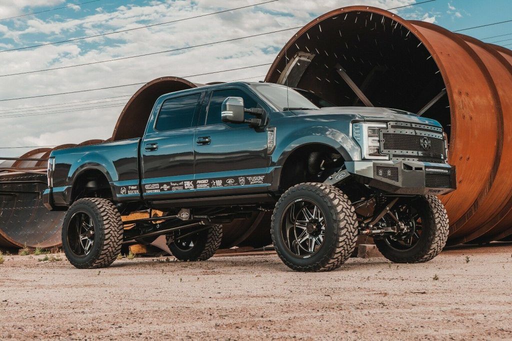 well modified 2017 Ford F 350 Platinum pickup