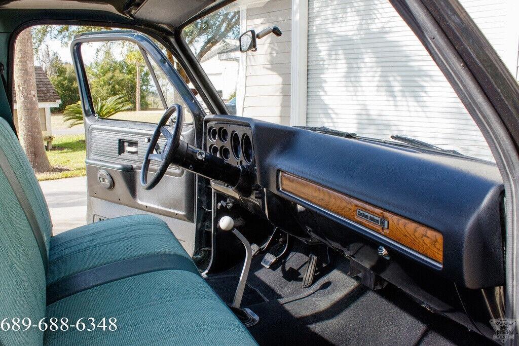 1977 Chevrolet C-10 Shortbed / 5.0L 305 V8 4-Spd