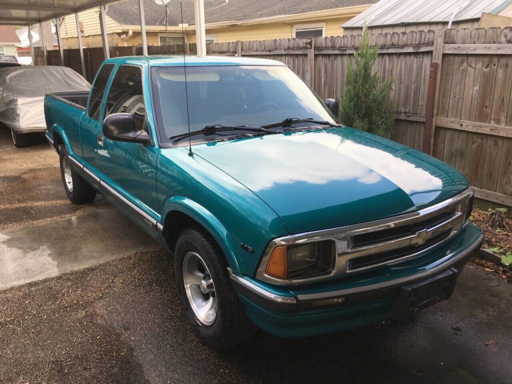 1995 Chevy S-10 LS extend cab short bed pick up truck