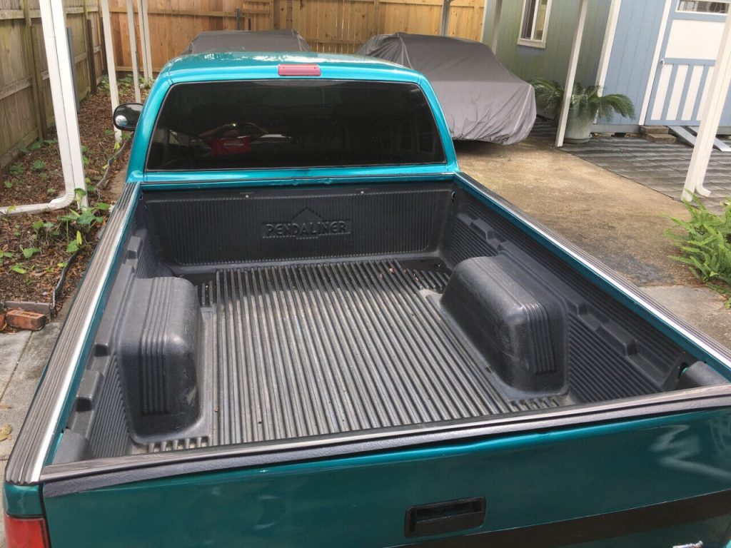1995 Chevy S-10 LS extend cab short bed pick up truck