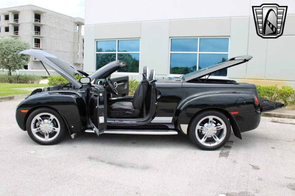 Black 2006 Chevrolet SSR LS2 6.0 Liter