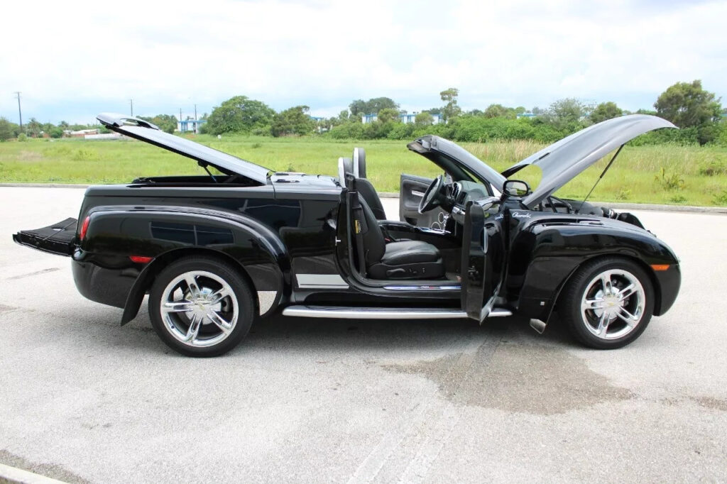 Black 2006 Chevrolet SSR LS2 6.0 Liter