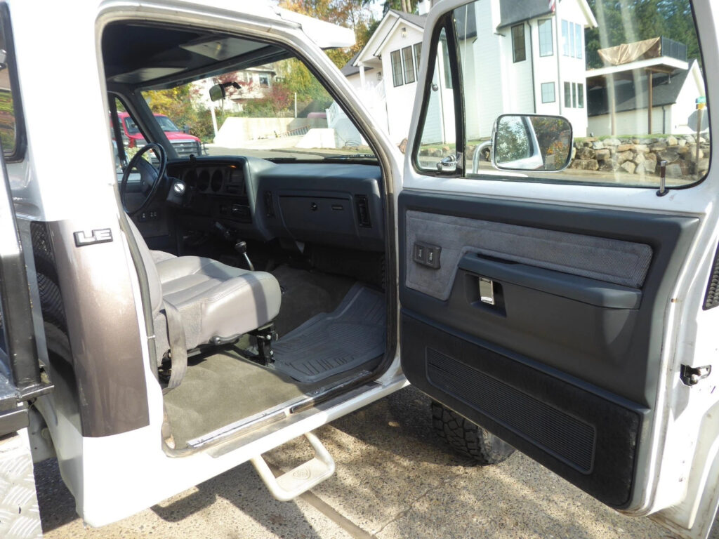 1991 Dodge W250 4×4 Cummins L E PS, PDB, PW, AIR ,PM ,OD Auto, 125K Miles