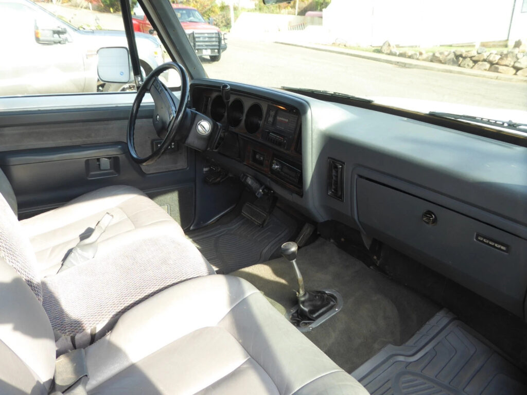 1991 Dodge W250 4×4 Cummins L E PS, PDB, PW, AIR ,PM ,OD Auto, 125K Miles